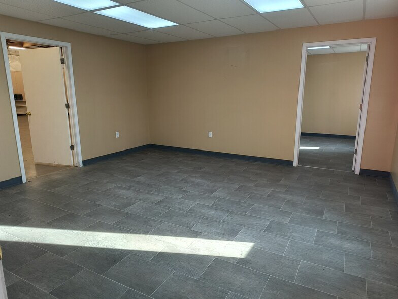 More Photos Of 1430 E Springhill Dr, Terre Haute General Retail For Lease