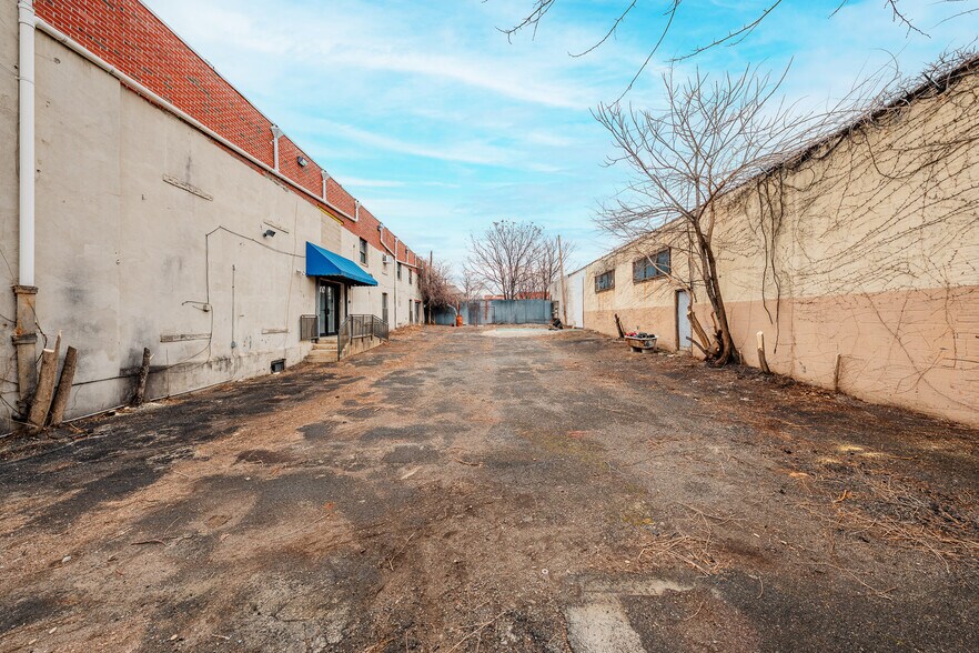 More Photos Of 235 Van Brunt St, Brooklyn Loft Creative Space For Lease
