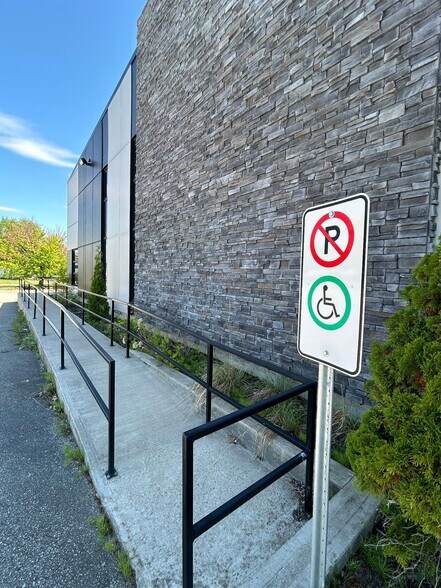 More Photos Of 305 Rue Tanguay, Roberval Office For Lease