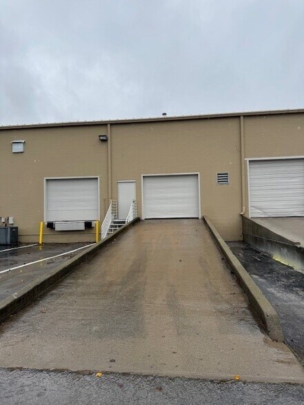 More Photos Of 820 Fesslers Pky, Nashville Light Distribution For Lease