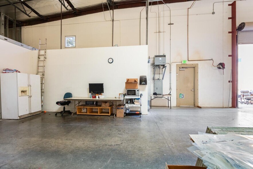 More Photos Of 661 Cochran St, Simi Valley Manufacturing For Sale