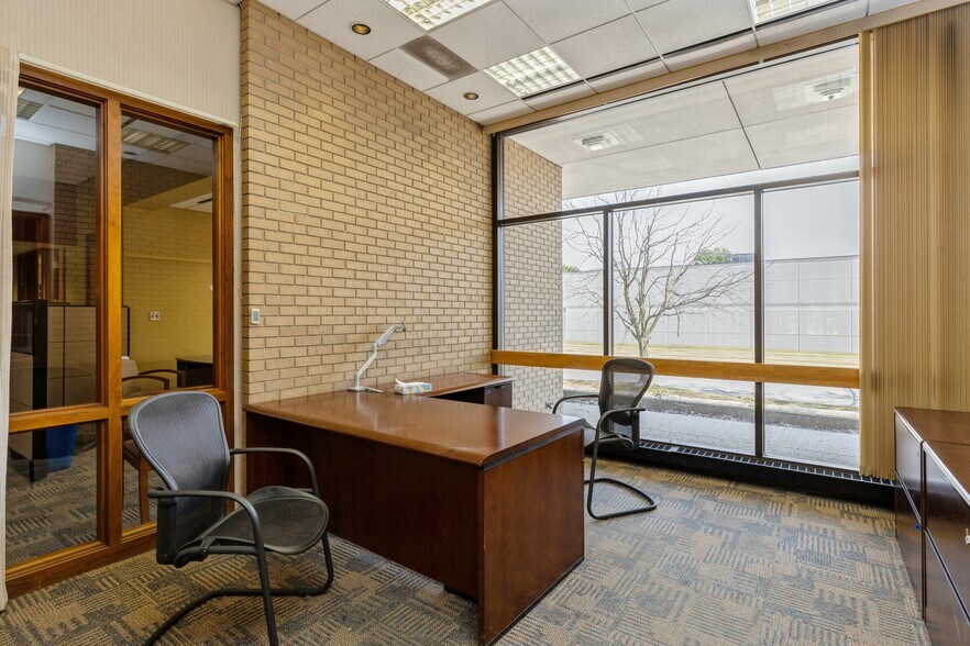 More Photos Of 4505 Douglas Ave, Des Moines General Retail For Sale