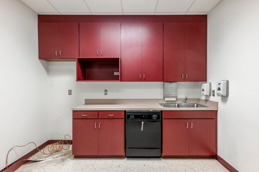 More Photos Of 820 S Illinois Ave, Republic Medical For Sale