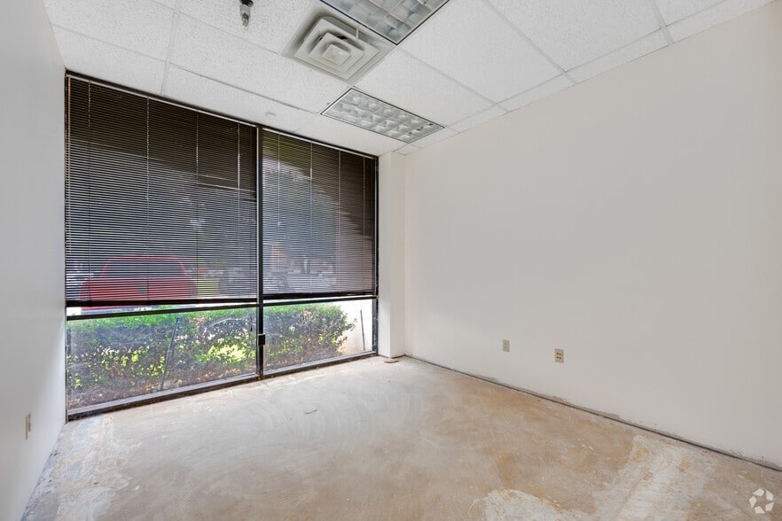 More Photos Of 7920 Elmbrook Dr, Dallas Research And Development For Lease