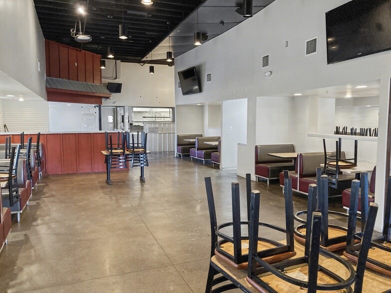 More Photos Of 333 W Albany St, Broken Arrow Restaurant For Sale