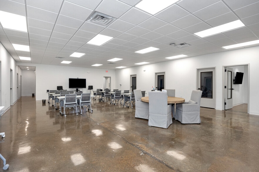 More Photos Of 3300-3306 Governors Dr SW, Huntsville Freestanding For Lease