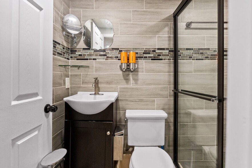 More Photos Of 5424 Edgewater Dr, Orlando Flex For Lease