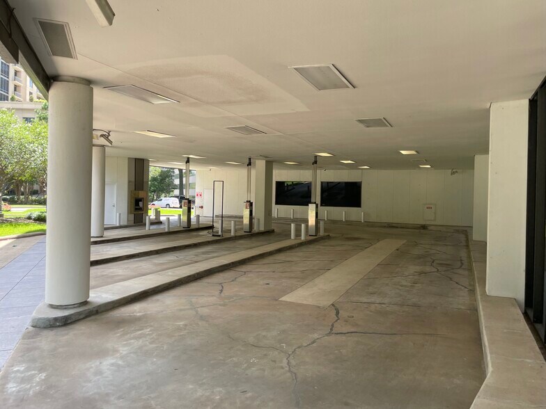 More Photos Of 5 Riverway, Houston Office For Sale