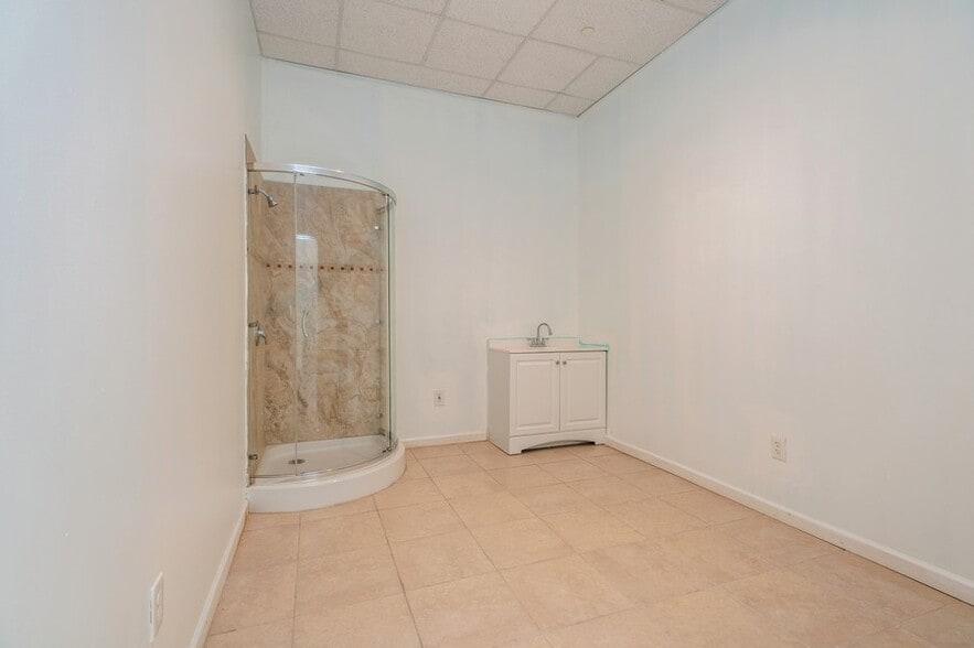 More Photos Of 149 Pierce St, Somerset General Retail For Lease