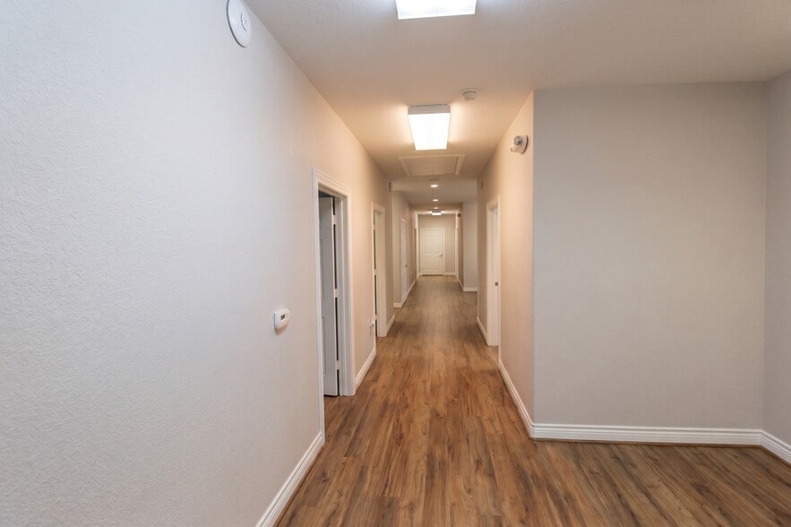 More Photos Of 404 Newport Blvd, League City Flex For Sale