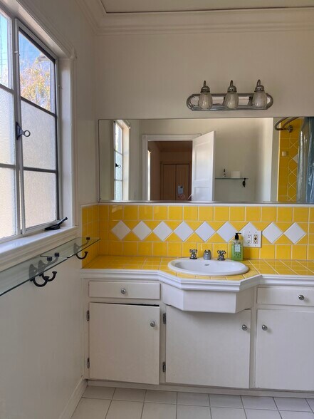 More Photos Of 5005 Cahuenga Blvd, North Hollywood Apartments For Sale