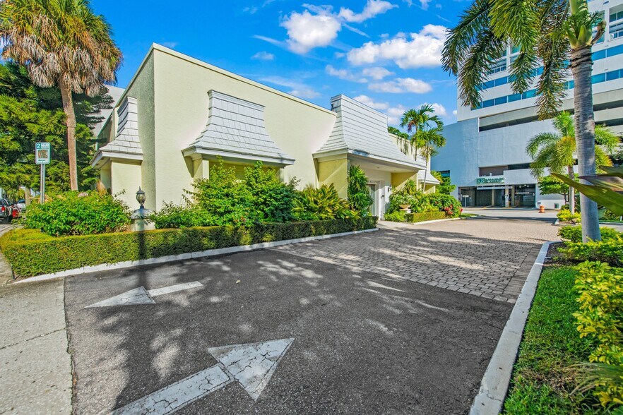 More Photos Of 100 S Washington Blvd, Sarasota Office For Sale
