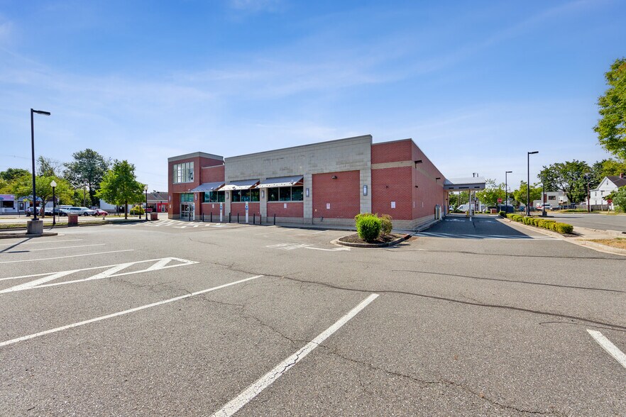 More Photos Of 343 S Broad St, Woodbury Drugstore For Lease