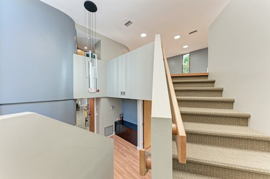 More Photos Of 1771 Manatee Ave W, Bradenton Loft Creative Space For Lease