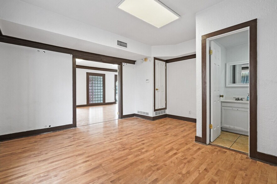 More Photos Of 2422 Montana Ave, El Paso Storefront Retail Office For Sale