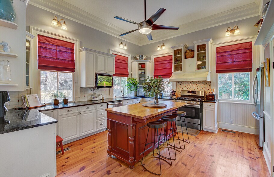 More Photos Of 112 S Magnolia St, Summerville Office Residential For Lease