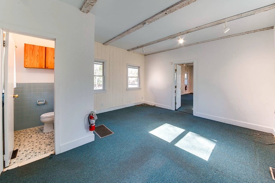 More Photos Of 512 Three Mile Harbor Hog Creek Hwy, East Hampton Loft Creative Space For Lease