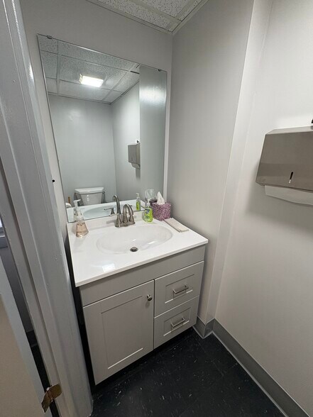 More Photos Of 5513 N Oxford St, Indianapolis Service For Lease