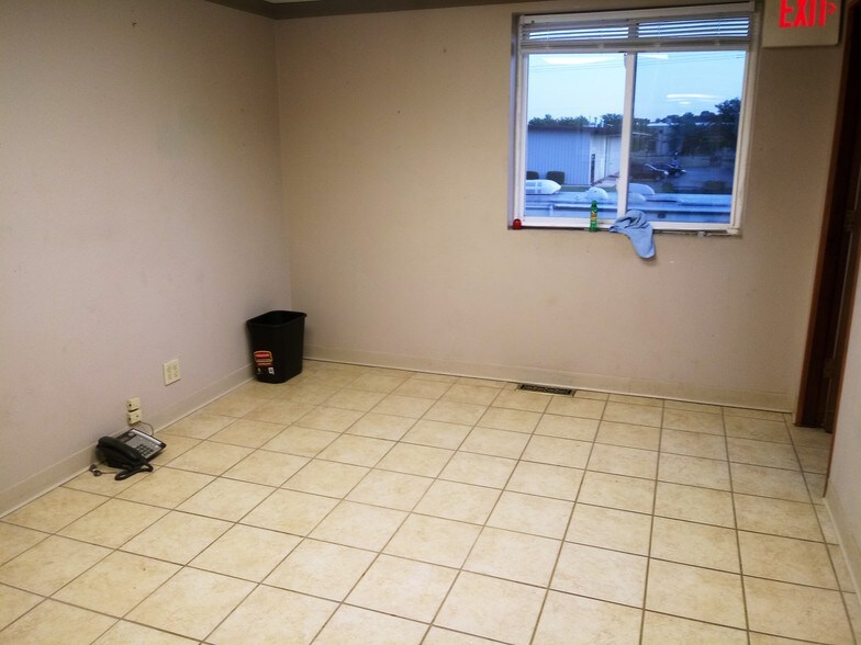 More Photos Of 8870 Frost Ave, Saint Louis Service For Lease