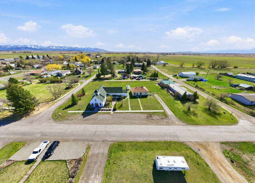 More Photos Of 210 Miles Ave, Clyde Park Specialty For Sale