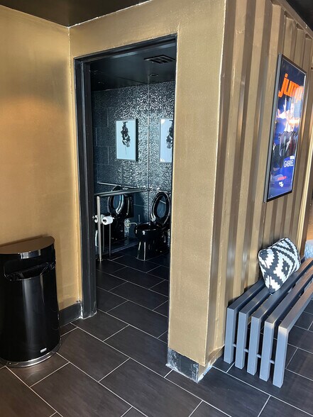 More Photos Of 5437 Satsuma Ave, North Hollywood Warehouse For Lease