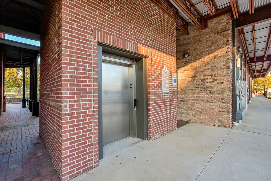 More Photos Of 21123 Eva St, Montgomery Medical For Lease