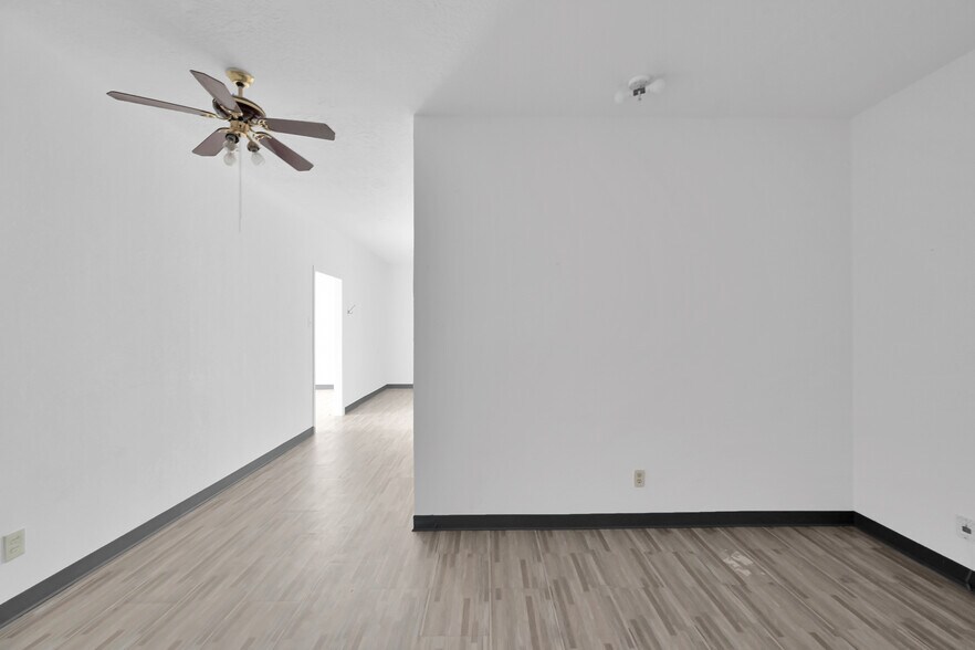 More Photos Of 23233 Snook Ln, Tomball Storefront Retail Office For Lease