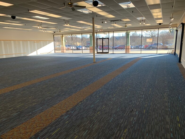 More Photos Of 250 Highlands Square Dr, Hendersonville Unknown For Lease