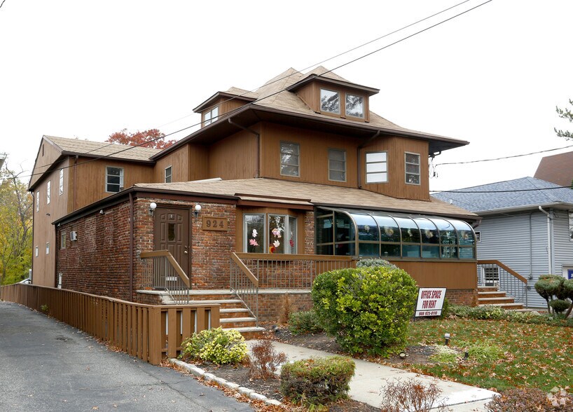 More Photos Of 924 N Wood Ave, Linden Medical For Lease