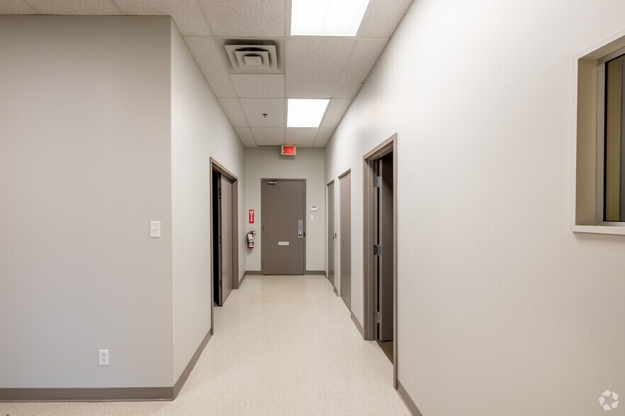 More Photos Of 170 Boul Taschereau, La Prairie Storefront Retail Office For Lease