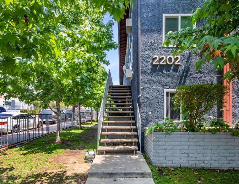 More Photos Of 2202-2208 Michigan Ave, Los Angeles Apartments For Sale
