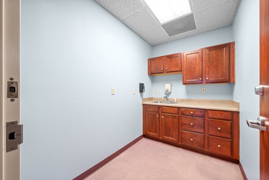 More Photos Of 215 8th St, Clarksville Medical For Lease