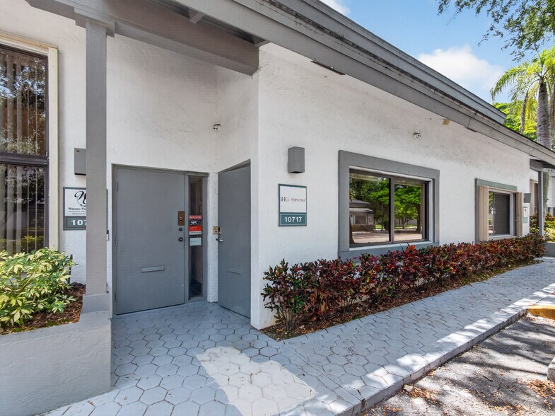 More Photos Of 10717 Sw 104th St, Miami Office For Sale