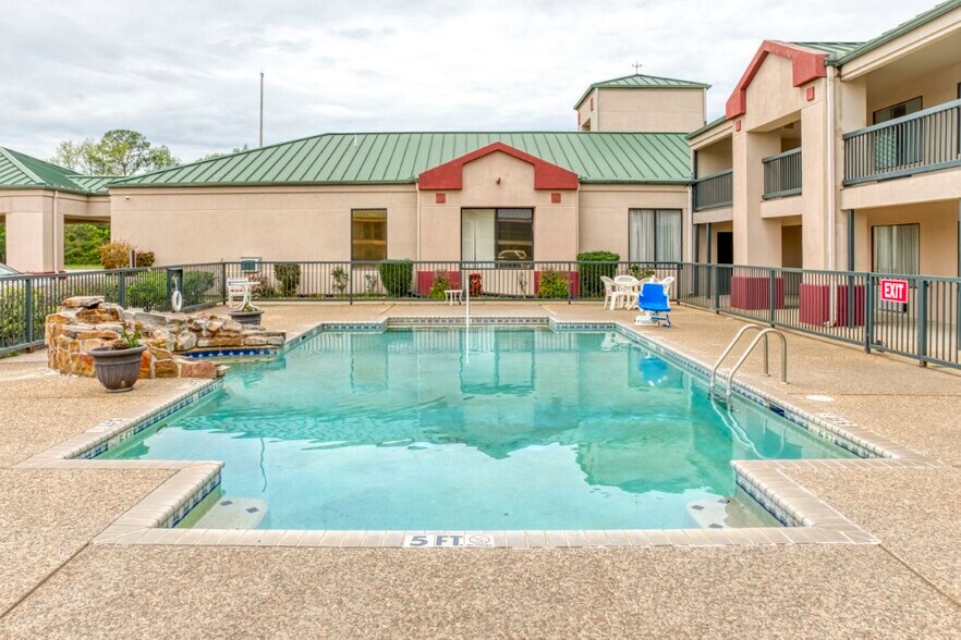 More Photos Of 2100 N Wheeler St, Jasper Hotel For Sale