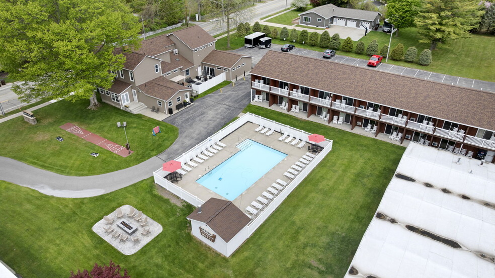 More Photos Of 612 N Lakeshore Dr, Ludington Hotel For Sale