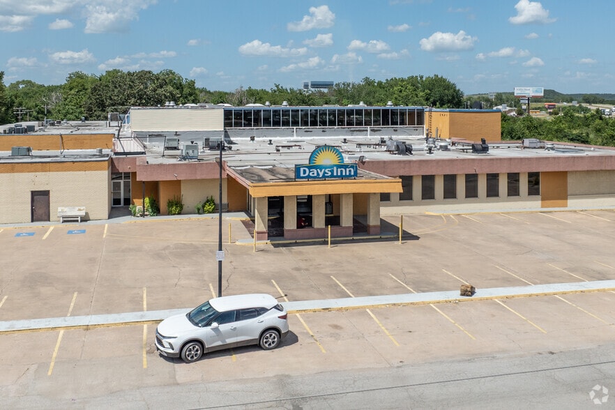 More Photos Of 810 E Trudgeon St, Henryetta Hotel For Sale