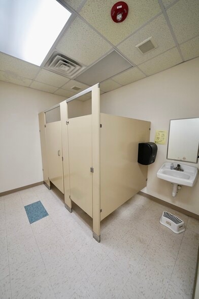 More Photos Of 21 North St, Hartly General Retail For Sale