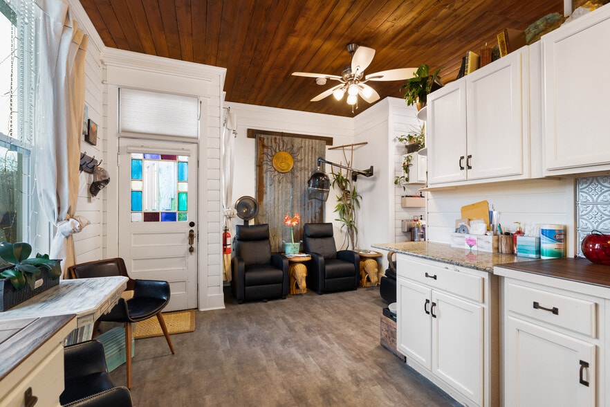 More Photos Of 619 Commercial Ave, Anacortes Storefront Retail Office For Sale