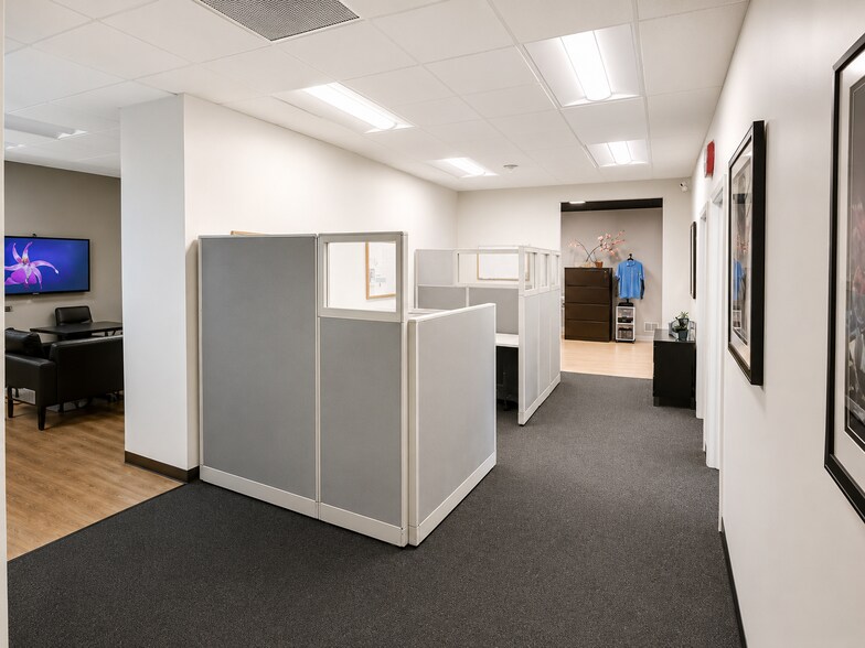 More Photos Of 935 N Plum Grove Rd, Schaumburg Office For Sale