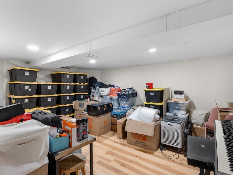 More Photos Of 1305 SE Belmont St, Portland Office For Sale