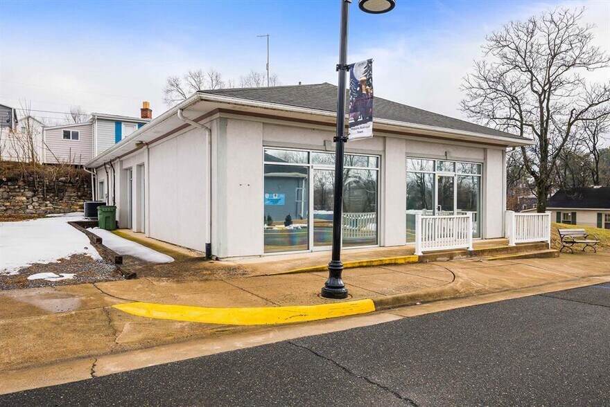 More Photos Of 516 1st St, Shenandoah Medical For Sale
