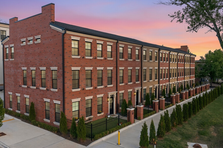 More Photos Of 329 SW 5th St, Bentonville Office For Sale