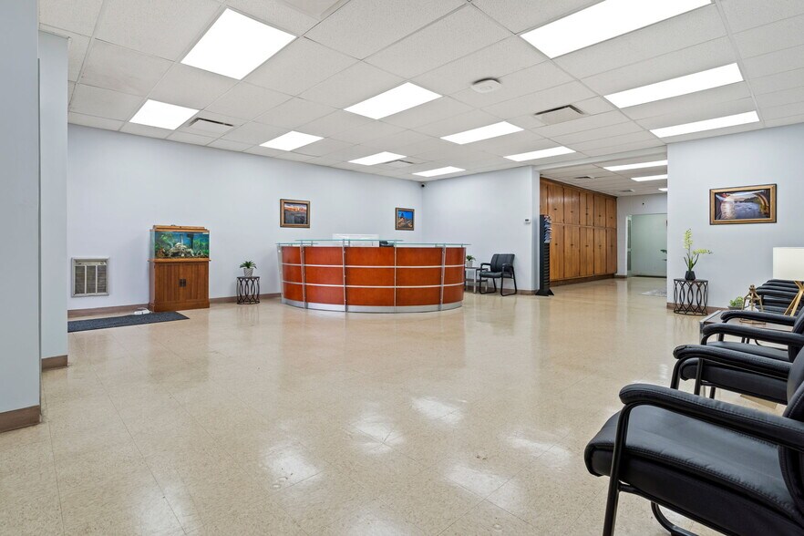 More Photos Of 1001 E 4th St, Richmond Showroom For Lease