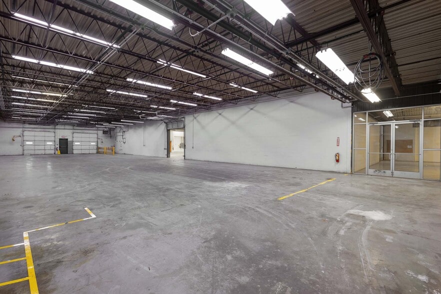 More Photos Of 7878 Gull Rd, Richland Warehouse For Lease