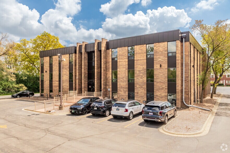 More Photos Of 240 E Lake St, Addison Office For Lease