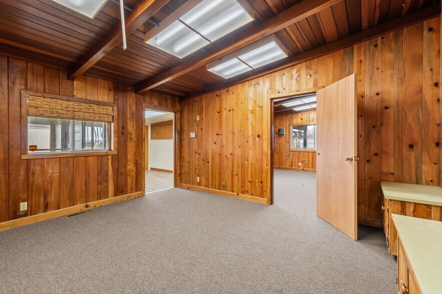 More Photos Of 4051-4061 N Highway 101, Eureka Warehouse For Sale