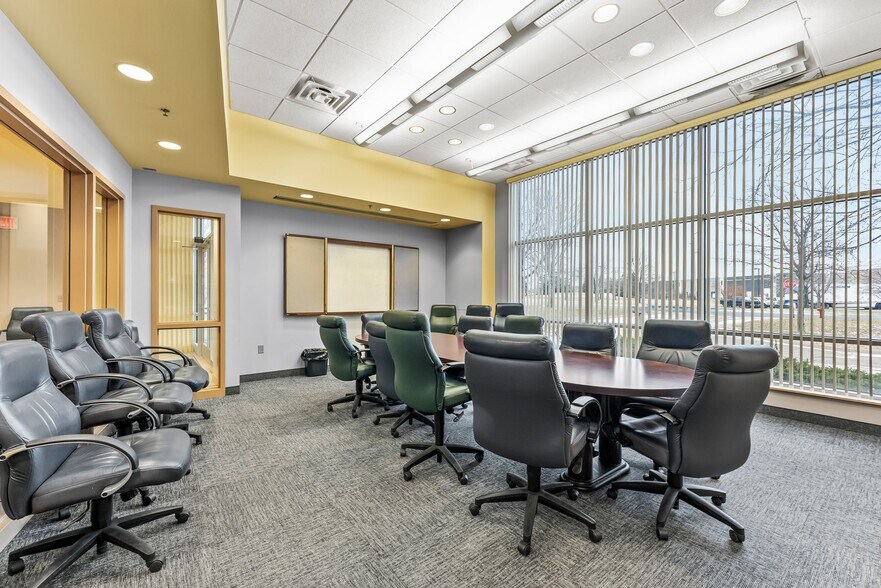 More Photos Of 11180 86th Ave N, Osseo Flex For Lease