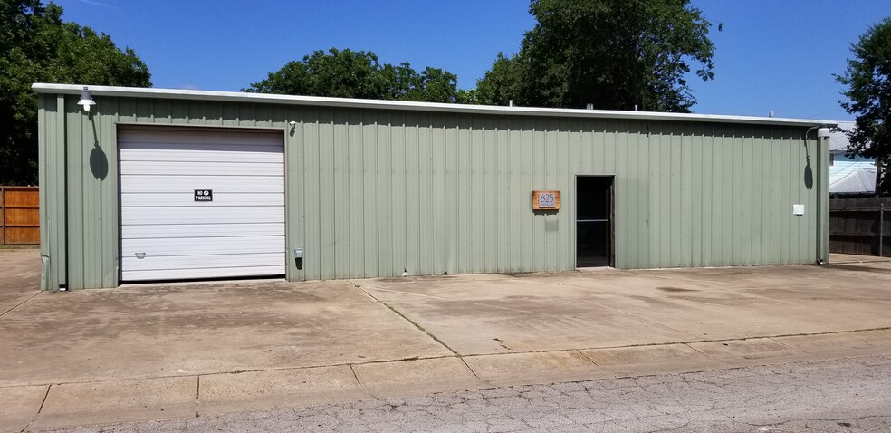 Primary Photo Of 625 Cow Alley, Waxahachie General Retail For Lease