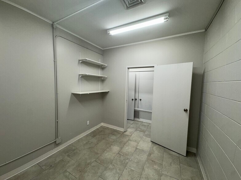 More Photos Of 300 N Washington St, Kaufman Office For Lease