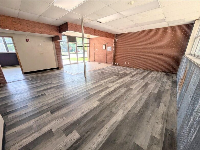 More Photos Of 910 New York St, Humboldt Freestanding For Sale